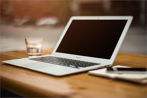 Zestaw Macbook na zewnątrz - zdjęcie