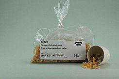 Guma arabska naturalna, grys; opak. 1000 g