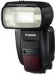 Speedlite 600EX-R to wszechstronna lampa błyskowa z wbudowanym wyzwalaniem radiowym, skierowana do profesjonalnych fotografów. Wyzwalacz radiowy zapewnia niezawodną obsługę lampy błyskowej z dala od aparatu na odległość do 30 m, nawet zza rogu. Możliwy jest dostęp do 15 kanałów częstotliwości — wystarczy wybrać ten, który zapewnia najlepszy odbiór w miejscu fotografowania.Jednoczesne użycie nawet 15 urządzeń Speedlite 600EX-RT pozwala wykonywać widowiskowe zdjęcia z wykorzystaniem wielu lamp, co jest idealnym rozwiązaniem do fotografowania dużych obiektów, wnętrz lub portretów. Lampy błyskowe można ustawić w jednej z trzech grup (do pięciu w przypadku korzystania z wyzwalania radiowego), którymi można sterować oddzielnie lub łącznie. Dzięki panelowi odbijającemu światło, można uzyskać naturalny efekt blasku światła w oczach. To rozwiązanie idealne do tworzenia portretów. Dodatkowo, indywidualne opcje ustawień zapewniają większy zasięg poprzez użycie priorytetu liczby przewodniej. Daje to większą kreatywność oświetlania przedmiotu, tworząc nieco ciemniejszy obraz na krawędzi.Podobnie jak jej poprzednik, Speedlite 600EX-RT przekazuje aparatowi ustawienia balansu bieli za pomocą gorącej stopki. Jednakże, aby jeszcze precyzyjniej zbalansować flesz i naturalne światło otoczenia, dodano adapter i dwa kolorowe filtry żelowe, które pomagają w dopasowaniu temperatury lampy i uzyskaniu naturalnego efektu podczas fotografowania z użyciem światła żarowego lub rtęciowego. Podczas pracy w warunkach słabego oświetlenia, fotografujący mogą również skorzystać z oświetlenia wspomagającego AF. Pozwala to uzyskać dokładny autofokus z obiektywami o ogniskowej 28 mm lub większej i gwarantuje, że przedmiot zachowa ostrość, kiedy błyśnie lampa.Niezależnie od tego, czy lampa Speedlite 600EX-RT jest używana na aparacie czy zdalnie, automatyka błysku E-TTL II zapewnia dokładny pomiar ekspozycji w każdych warunkach.Aparat EOS można ustawić w dowolnym miejscu i zainicjować go przez lampę Speedlite 600EX-RT z odległości nawet 30 m. Wystarczy wyposażyć aparat w wyzwalacz radiowy Speedlite ST-E3-RT lub drugą lampę Speedlite 600EX-RT, aby podziwiać widowiskowe alternatywne perspektywy. Synchronizacja fotografowania umożliwia jednoczesną inicjację nawet 15 aparatów.Szybka synchronizacja błysku umożliwia lampom Speedlite 600EX-RT działanie niezależnie od czasu otwarcia migawki — doskonały błysk wypełniający w słoneczne dni. Warto również wypróbować drugiej zasłony lub błysku stroboskopowego, uzyskując w ten sposób wyjątkowe oświetlenie.Liczba przewodnia 60 (ISO 100, m) daje lampie Speedlite 600EX-RT wystarczającą moc do rozświetlania dużych przestrzeni, nawet jeśli światło odbija się od ścian lub sufitu. Cztery baterie AA/LR6 zapewniają bezgłośne ładowanie w zaledwie 0,1 s.Skierowanie głowicy lampy w górę lub w bok umożliwia odbicie błysku od sufitu lub ścian, zapewniając łagodny efekt oświetlenia portretu. Ogniskowanie głowicy pozwala dopasować kąt pokrycia do używanego obiektywu i uzyskać maksymalną skuteczność lampy błyskowejModel Speedlite 600EX-RT charakteryzuje się tym samym poziomem odporności na warunki pogodowe, co profesjonalna lustrzanka EOS-1D X firmy Canon. Posiada również duży wyświetlacz LCD z matrycą punktową i podświetleniem, który umożliwia szybką i łatwą obsługę.Cechy:- wyzwalanie radiowe z 30 m- możliwość wykorzystania 15 urządzeń jednocześnie- wbudowane optyczne urządzenie podporządkowane- zdalne wyzwalanie- obrotowa głowica z dyfuzorem i zbliżeniem 20-200 mm- liczba przewodnia 60 (m, ISO 100 przy 200 mm)- szybkie i ciche ładowanie lampy- filtry korekcji balansu bieli