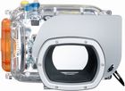 Opis Obudowa podwodna do aparatu Canon G11, pozwala na nurkowanie z aparatem do 40m pod wodą. Jest ona wykonana z bardzo wytrzymałych włókien poliwęglanowych, które w wodzie chronią aparat przed wysokim ciśnieniem, a na lądzie zabezpieczają sprzęt przed skutkami niezamierzonego upadku lub uderzenia.Skonstruowana jest w sposób umożliwiający swobodny dostęp do wszystkich funkcji aparatu i korzystanie z nich w pełni podczas przebywania pod wodą (np: zoom, sterowanie parametrami ekspozycji czy lampy błyskowej). Montaż aparatu wewnątrz obudowy jest bardzo prosty. Wysokiej jakości uszczelki oraz dodatkowe smary zabezpieczają całkowicie kompakt przed wilgocią.Warto także pamiętać, że obudowa podwodna chroni również kompakt podczas fotografowania np. na stoku narciarskim, kiedy istnieje ryzyko, że aparat będzie w kontakcie ze śniegiem!Fotografowanie aparatami cyfrowymi pod wodą ma wiele zalet w porównaniu do aparatów analogowych. Dzięki wyświetlaczowi LCD można skomponować właściwe ujęcie, a rezultaty widoczne są już po kilku sekundach. Tak więc nieudane ujęcia można jeszcze raz powtórzyć bez zbędnego wynurzania się z wody. Będąc już na powierzchni można wyjąć aparat z wodoszczelnej obudowy i dalej normalnie wykonywać. Dane techniczne mocowanie Canon Powershot G11 w zestawie Obudowa podwodna, pasek